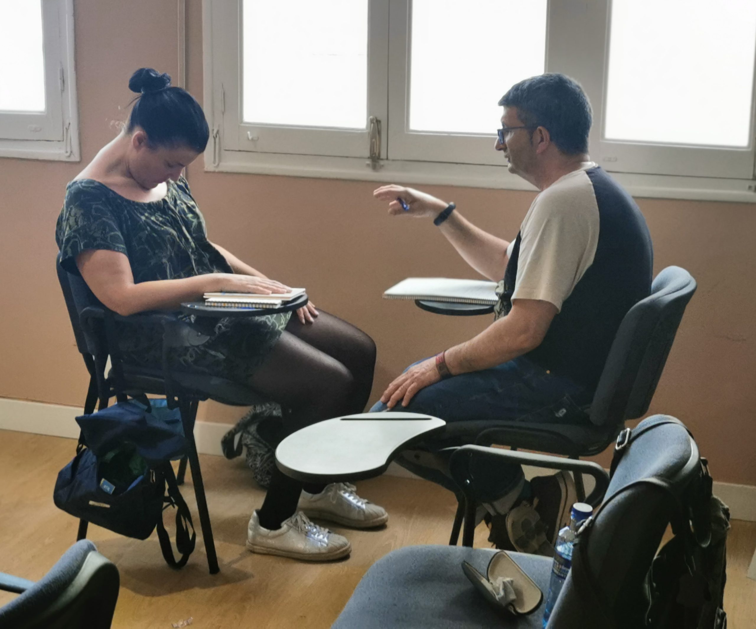 Alumnos del curso Jorge y Alicia, haciendo una practica de hipnosis el hipnotiza y ella está en trance En la foto, dos alumnos del curso Jorge y Alicia, haciendo una practica de hipnosis el hipnotiza y ella está en trance