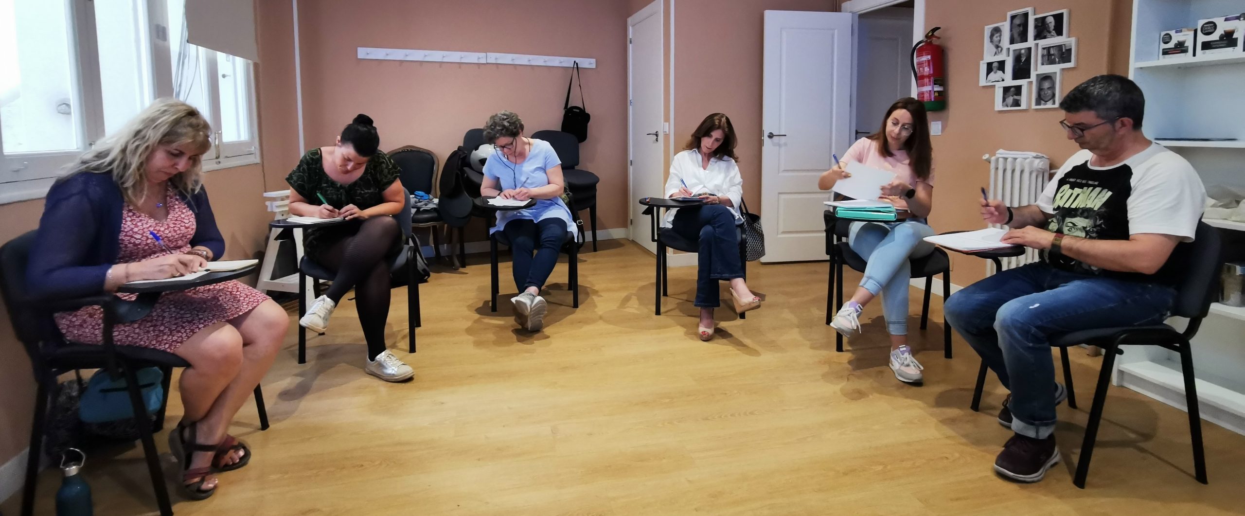 Alumnos del curso de hipnosis haciendo un ejercicio En la foto, alumnos del curso de hipnosis de mayo del 2021 haciendo un ejercicio de metáforas escrito.