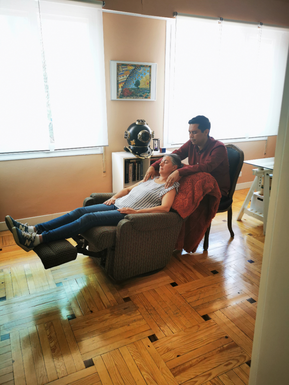 Alumnos del curso en Madrid aprendiendo a traves de una practica de Reiki con hipnosis. Alumnos del curso en Madrid aprendiendo a traves de una practica de Reiki con hipnosis.